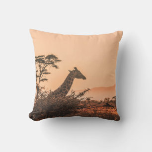 ZWARTE EN WITTE GIRAFFE OP GEBIED VAN BROWN GRAS KUSSEN
