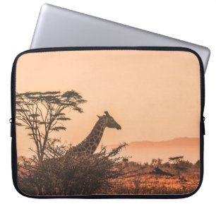 ZWARTE EN WITTE GIRAFFE OP GEBIED VAN BROWN GRAS LAPTOP SLEEVE