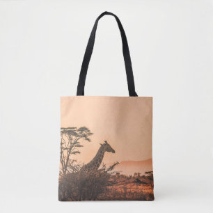 ZWARTE EN WITTE GIRAFFE OP GEBIED VAN BROWN GRAS TOTE BAG