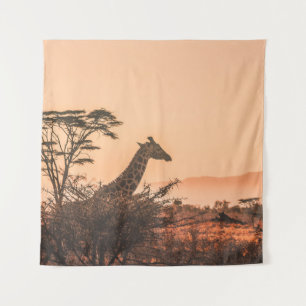 ZWARTE EN WITTE GIRAFFE OP GEBIED VAN BROWN GRAS WANDKLEED