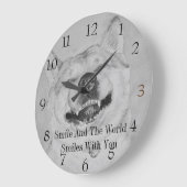 zwarte en witte grappige foto van een lachende hon grote klok (Hoek)