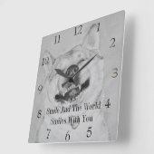 zwarte en witte grappige foto van een lachende hon vierkante klok (Hoek)