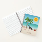 Zwarte en witte hond bij het strand van de Tropisc Notitieboek (Binnen)