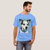 Zwarte en witte hond met blauwe halsband t-shirt (Voorkant volledig)