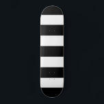 Zwarte en witte horizontale strepen skateboard<br><div class="desc">Vette zwarte en witte strepen decor in horizontale of verticale mode zijn een moderne klassieke grafische ontwerpstijl die altijd een groot aangepast cadeautje voor jezelf of voor iemand speciaal op je lijst maakt, die zeker bij feestelijke gelegenheden een indruk kan maken. Stuur ons een e-mailbericht met de e-maillink "Vraag deze...</div>