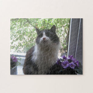 Zwarte en witte kat en bloemen. legpuzzel