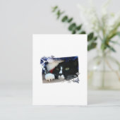 Zwarte en witte kat, kersthoed, tinsel en een poot feestdagenkaart (Staand voorkant)