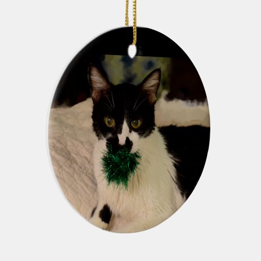 Zwarte en witte kat met balversiering keramisch ornament (Rechts)