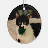 Zwarte en witte kat met balversiering keramisch ornament (Links)