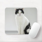 Zwarte en witte kat met gloeiende groene ogen muismat (Met muis)