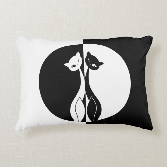 Zwarte en witte katten accent kussen (Voorkant)