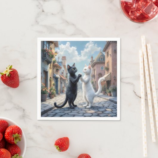 Zwarte en witte katten dansen op kasseien servet (Insitu)