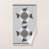 Zwarte en witte kattencarrousel op grijze achtergr bad handdoek (Handdoek)