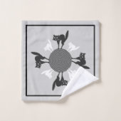 Zwarte en witte kattencarrousel op grijze achtergr bad handdoek (Wasdoekje)