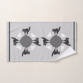 Zwarte en witte kattencarrousel op grijze achtergr bad handdoek (Handdoek)