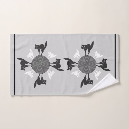 Zwarte en witte kattencarrousel op grijze achtergr bad handdoek (Handdoek)