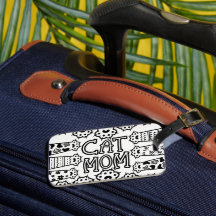 Zwarte en witte kattenmoeder met kattenpoten