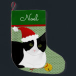 Zwarte en witte kerstkat, op maat gemaakt kleine kerstsok<br><div class="desc">Creëer een persoonlijke voorraad voor je bont baby. Dit ontwerp bestaat uit een korte zwarte en witte kat met een kerstkleed met de mogelijkheid om aan uw behoeften aan te passen. De kleur van de achtergrond en de tekst kan indien gewenst worden gewijzigd. Origineel ontwerp van Night Owl's Menagerie, 2020....</div>