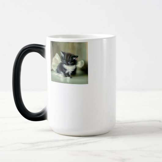 zwarte en witte keuken tongen tikken uit magische mok (Links)