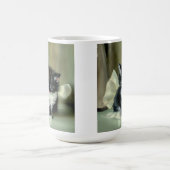 zwarte en witte keuken tongen tikken uit magische mok (Midden)