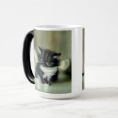 zwarte en witte keuken tongen tikken uit magische mok (Voorkant links)