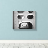 Zwarte en witte Koe die zijn neus acht keer per ti Canvas Afdruk (Insitu (Houten vloer))