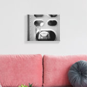 Zwarte en witte Koe die zijn neus acht keer per ti Canvas Afdruk (Insitu (Woonkamer))