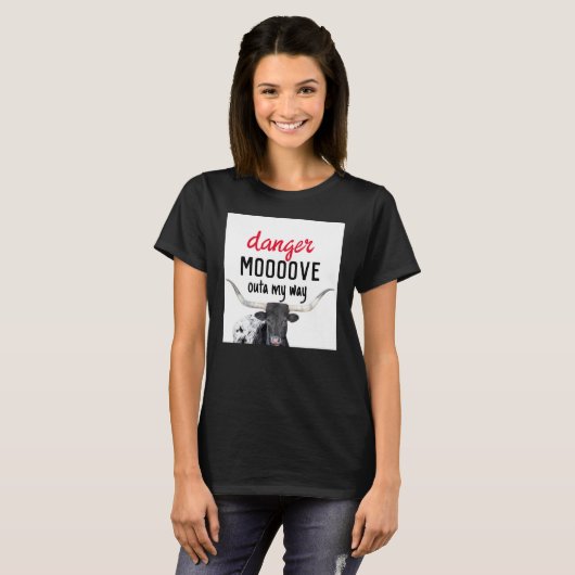 zwarte en witte koe met een grappige longhorn - hu t-shirt (Voorkant volledig)