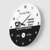Zwarte en witte koffie die dagelijks wordt geserve grote klok (Hoek)