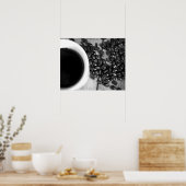 Zwarte en witte koffiebonen en een beker koffie va poster (Keuken)