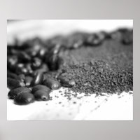 Zwarte en witte koffiebonen en koffiegronden 16x20