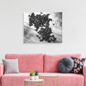 Zwarte en witte koffiebonen op een oude krat, 16x2 canvas afdruk (Insitu (Woonkamer))