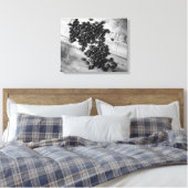 Zwarte en witte koffiebonen op een oude krat, 16x2 canvas afdruk (Insitu (Slaapkamer))