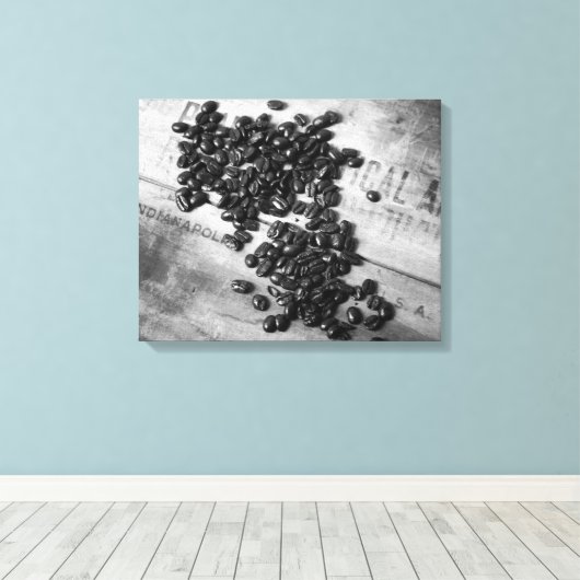 Zwarte en witte koffiebonen op een oude krat, 16x2 canvas afdruk (Insitu (Houten vloer))