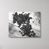 Zwarte en witte koffiebonen op een oude krat, 16x2 canvas afdruk (Voorkant)