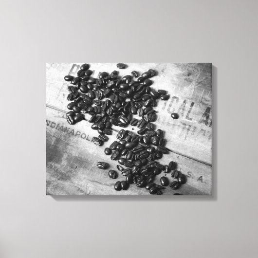 Zwarte en witte koffiebonen op een oude krat, 16x2 canvas afdruk (Voorkant)