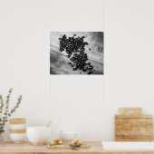 Zwarte en witte koffiebonen op een oude krat, 16x2 poster (Keuken)
