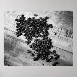 Zwarte en witte koffiebonen op een oude krat, 16x2 poster