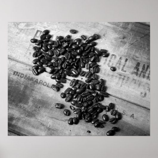 Zwarte en witte koffiebonen op een oude krat, 16x2 poster (Voorkant)