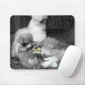 Zwarte en witte kuikens met gele kippen muismat (Met muis)