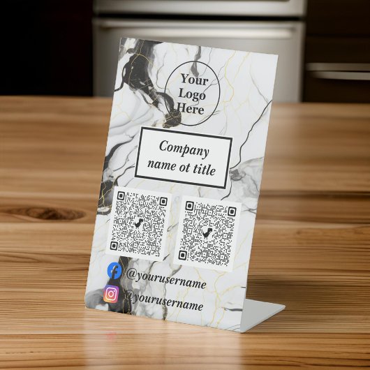 Zwarte en witte marmer reclamebord met voetstuk