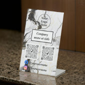 Zwarte en witte marmer reclamebord met voetstuk