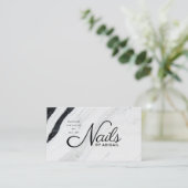 Zwarte en witte marmernagels op naam visitekaartje (Staand voorkant)