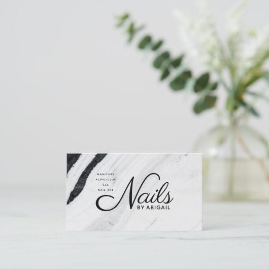 Zwarte en witte marmernagels op naam visitekaartje (Staand voorkant)