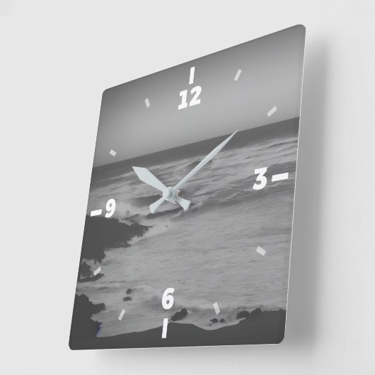 Zwarte en witte minimale monochrome kust vierkante klok (Hoek)