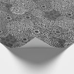Zwarte en witte moderne Floral Cadeaupapier<br><div class="desc">Een elegant bloemenpatroon met moderne uitstraling in de tinten zwart,  wit en grijs. Geschikt voor zo veel gelegenheden,  je zult dit bij de hand willen houden. Voeg een contrasterend lint toe en je krijgt een mooi cadeau.</div>