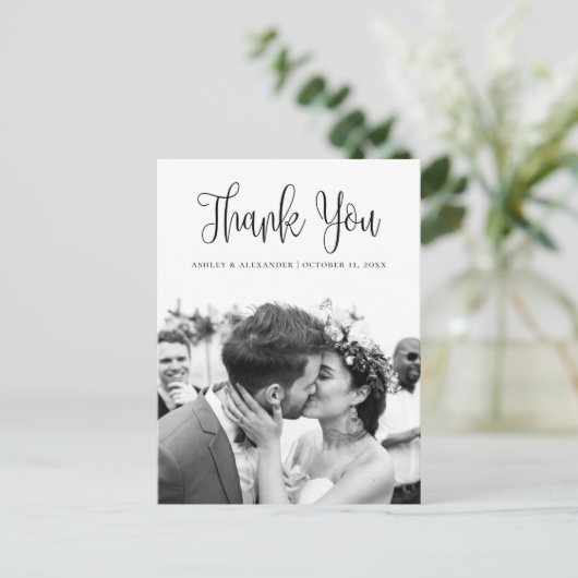 Zwarte en witte moderne script bruiloft bedankt briefkaart (Staand voorkant)