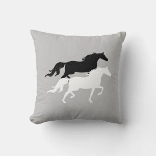 Zwarte en witte paardensilhouetten op zilvergrijs kussen