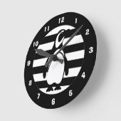 Zwarte en witte pinguïn en stripes ronde klok (Hoek)