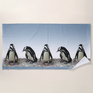 Zwarte en witte pinguïn vogels op blauwe strandlak strandlaken